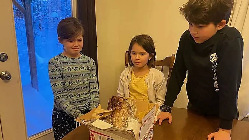 هدية مرعبة تتلقاها عائلة في عيد الميلاد