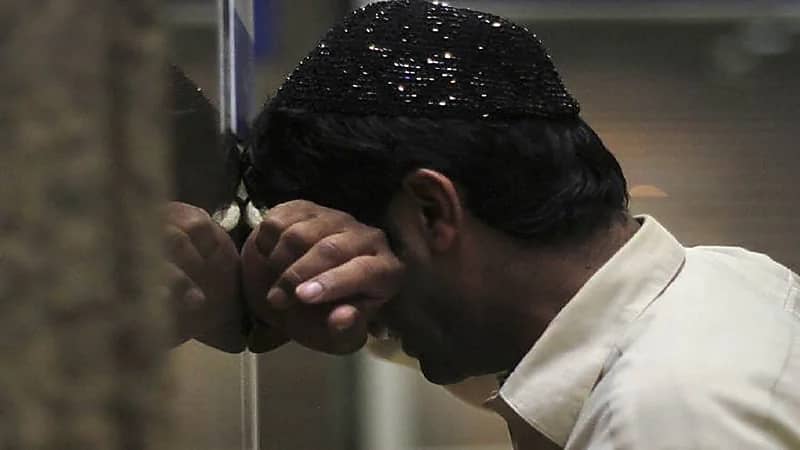 رجل يتوسل للشرطة لاحتجازه