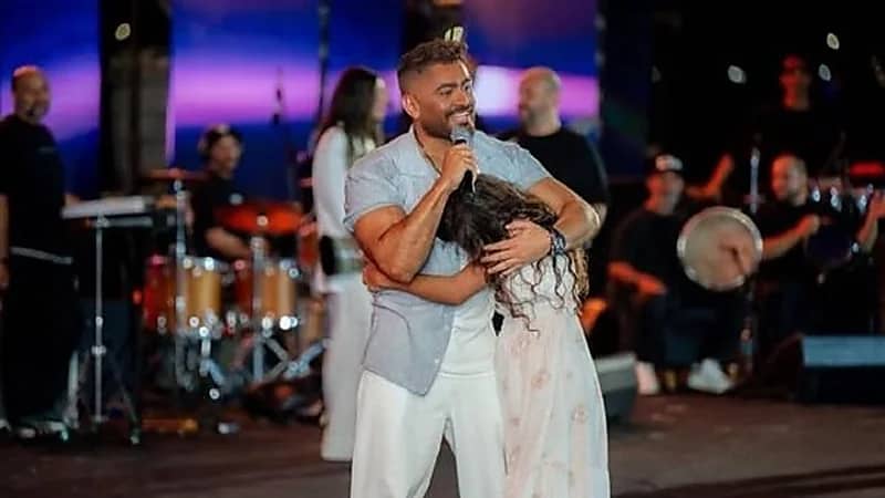 معجبة تقتحم مسرح تامر حسني وتحتضنه.. فيديو