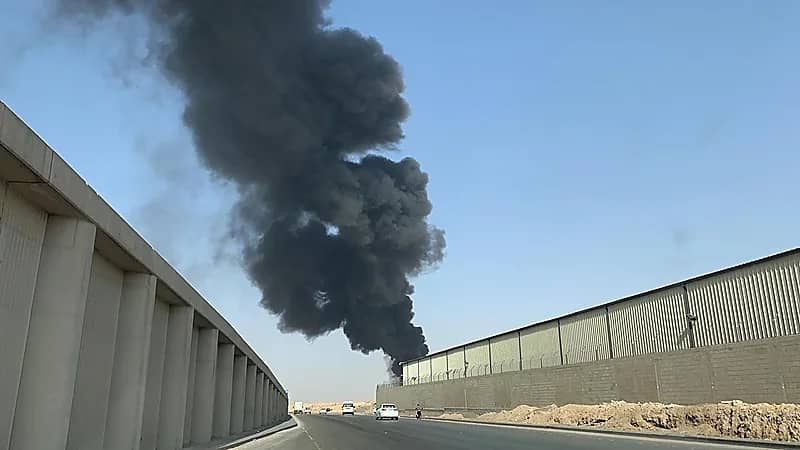 بالفيديو.. اندلاع حريق هائل في مخلفات بالرياض