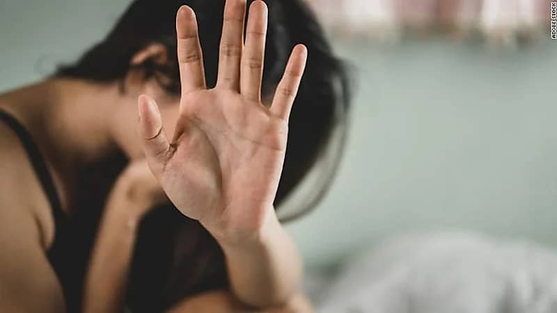 حبس عامل لاتهامه باغتصاب تيك توكر تحت تهديد السلاح