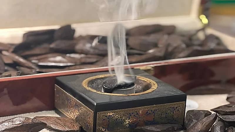 خبير يكشف خدعة يستخدمها البائعين للغش عند بيع العود.. فيديو