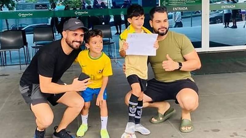 عشاق نيمار يدعمونه من على باب المستشفى