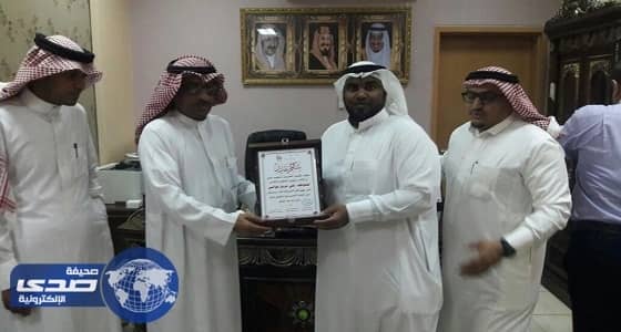 بالصور .. موظفو الصحة المدرسية بصبيا يكرمون مديرهم