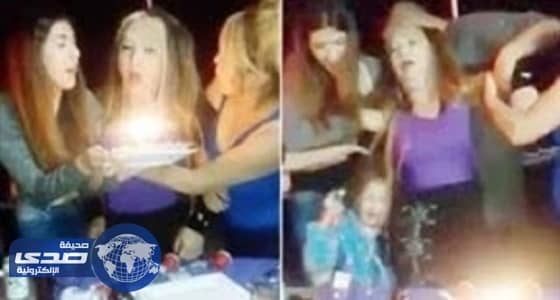 بالفيديو.. جدة سكرانة ترمي كعكة عيد ميلادها  على الأرض