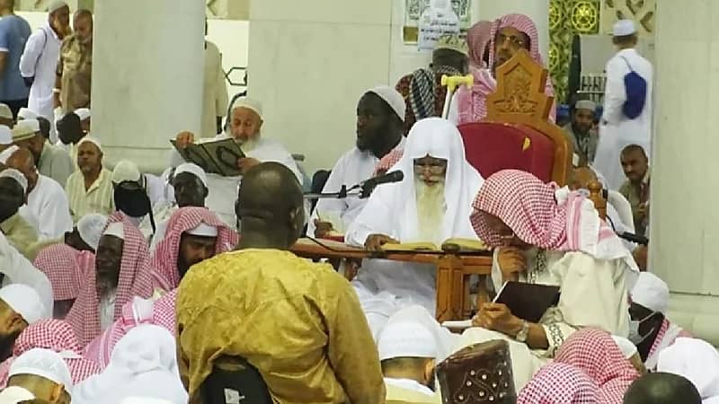 وفاة الشيخ أبو زكريا بعد 70 عام من تقديم الدروس بالحرم المكي