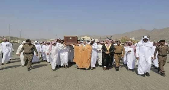 محافظ بارق يؤدي صلاة الميت على الشهيد الرقيب " علي البارقي "