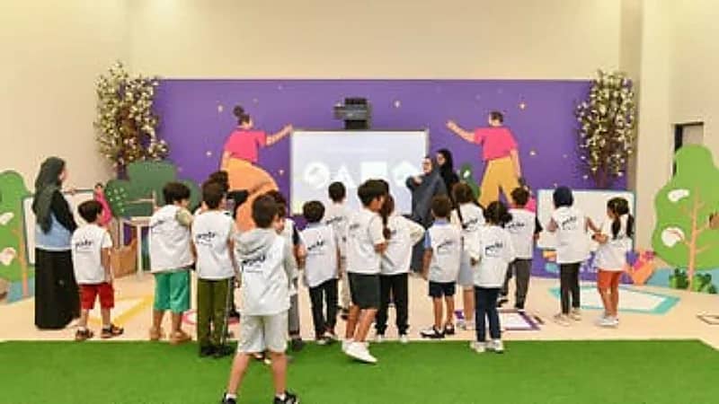 بالصور.. طفل سعودي يصمم ذراع روبوت قادر على حمل الأشياء