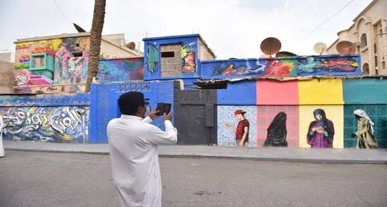 بالصور.. شارع العقير بالخبر يتحول إلى مزار سياحي