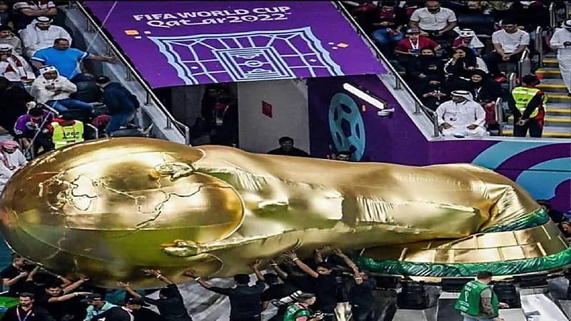 لقطة مثيرة توثق لحظة سقوط كأس العالم على رؤوس الجماهير في قطر