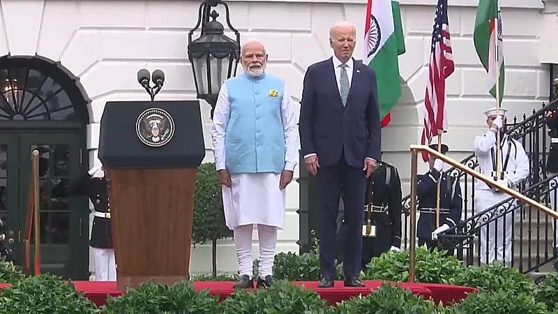 موقف محرج آخر لبايدن خلال عزف النشيد الهندي .. فيديو