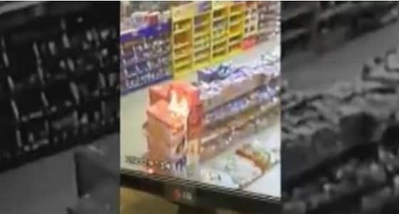 كاميرات المراقبة توثق محاولة مجهول أشعل حريق في سوبرماركت بالكويت