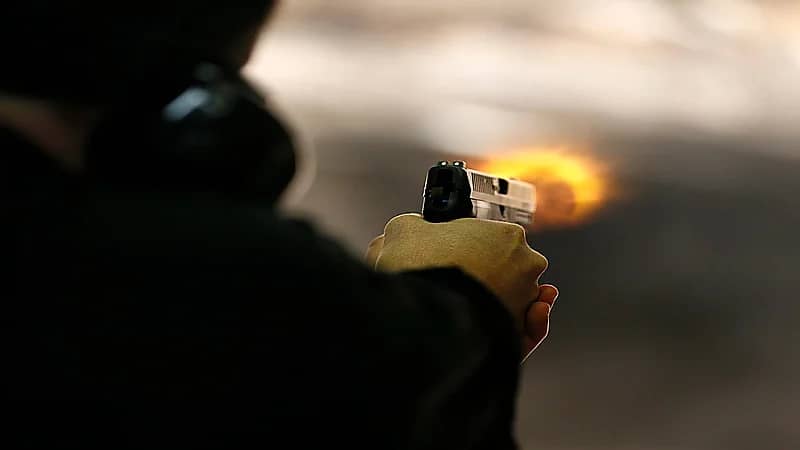 شاب يطلق النار على صديقه تأثرا بالألعاب العنيفة