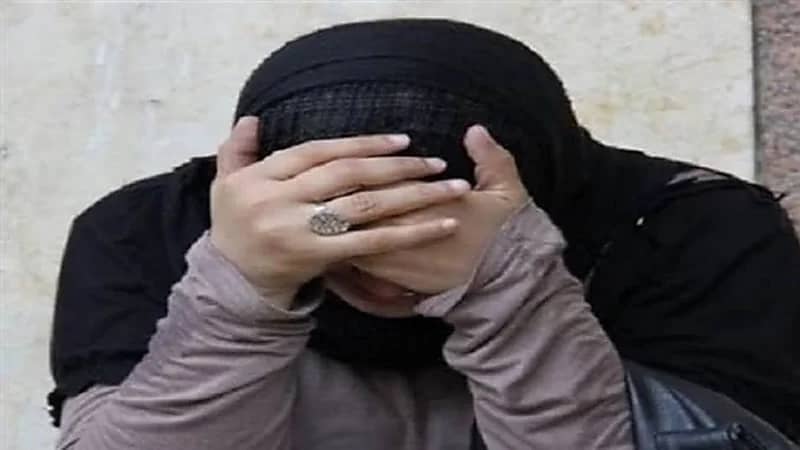 شاب يسكب الكلور على والدته أثناء محاولتها تنظيف السجاد
