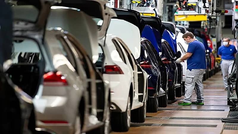 ضربة قاضية تنسف نمو قطاع السيارات وتوقعات بإستمرار الأزمة