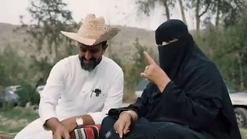 قصة رجل دفنت والدته حبله السري في مزرعة فحولها إلى مزار سياح .. فيديو