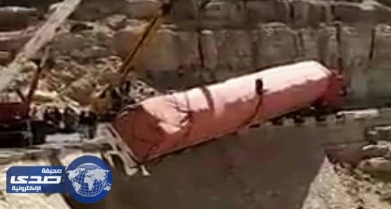 بالفيديو .. سقوط رافعة حاولت إنقاذ شاحنة باليمن
