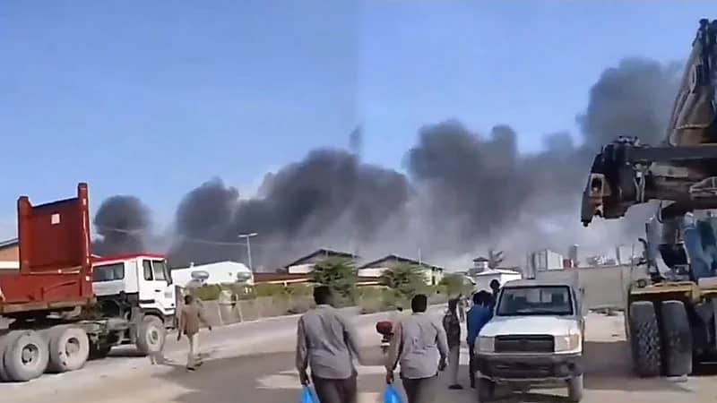 تحطم طائرة هليكوبتر تابعة لقوات الاتحاد الأفريقي داخل مطار مقديشو الدولي.. فيديو