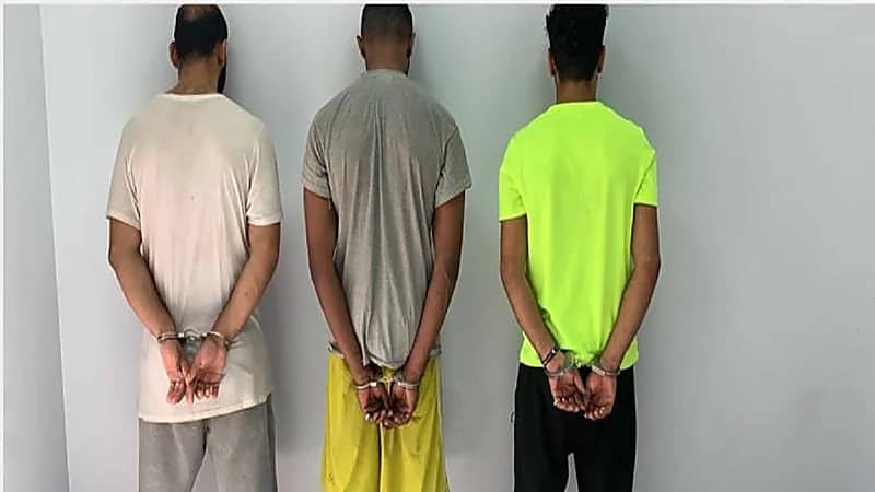 بالفيديو.. القبض على 3 أشخاص ظهروا في مقطع متداول يسرقون منزل بالدمام