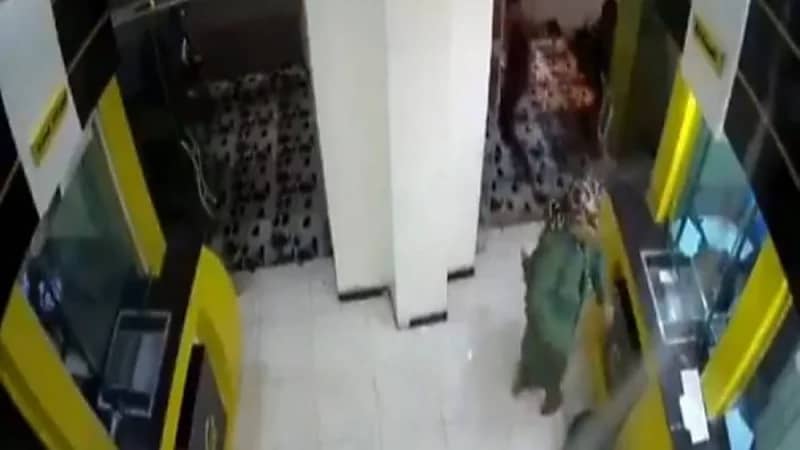 شاهد.. ‏شاب يمني يفجر بنك بقنبلة يدوية لسبب غير متوقع