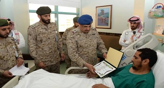 بالصور.. قائد القوات الجوية المكلف ينقل تحيات القيادة لمصابي عاصفة الحزم