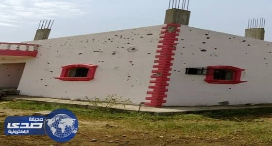 بالصور.. سقوط مقذوفات حوثية على حي سكني في العارضة
