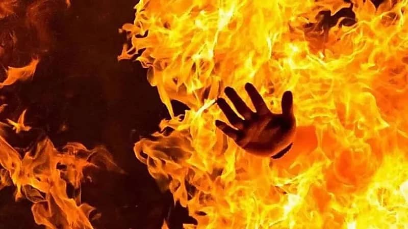 مخمور يضرم النيران في نفسه و 5 آخرين