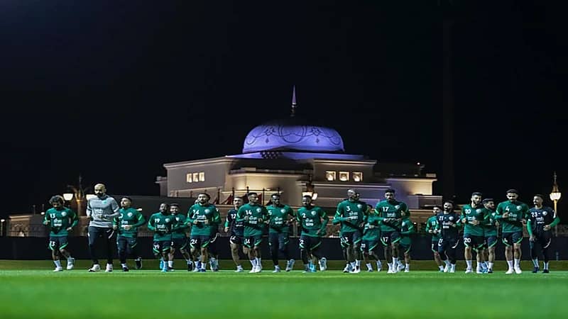 المنتخب الوطني يدشن تدريباته في أبوظبي استعداداً للقاء الصين