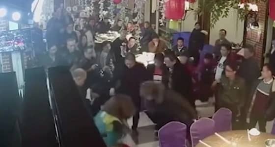 بالفيديو.. اعتداء أسرة على عاملة مطعم بوحشية