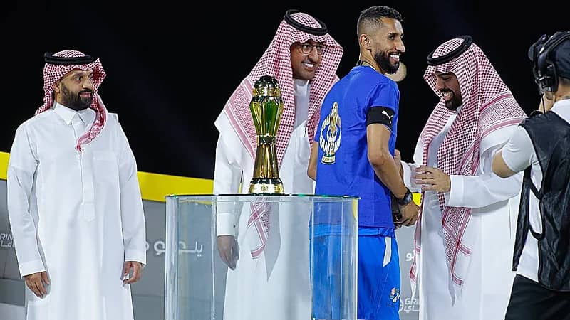 سلمان الفرج يحتفل مع نيوم بكأس دوري الدرجة الأولى .. فيديو