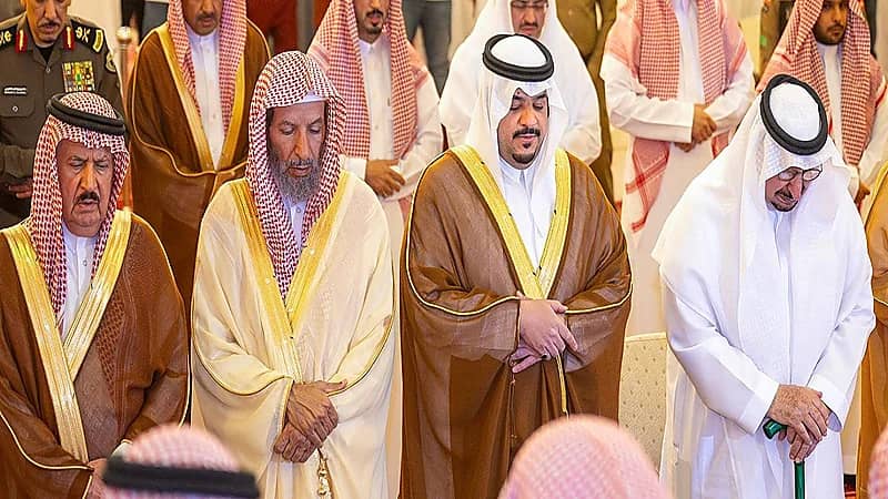 نائب أمير الرياض يؤدي صلاة الميت على الأمير مشعل بن عبدالله.. صور