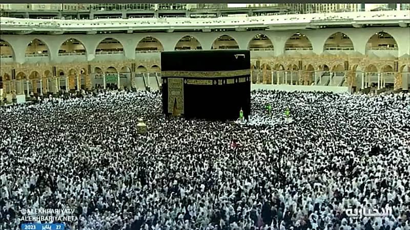 بالفيديو.. حشود غفيرة من المعتمرين في صحن الطواف يرفعون أكفهم بالدعاء