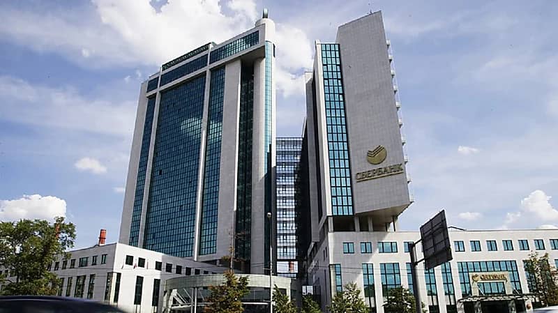 الاتحاد الأوروبي يقصي أكبر بنك روسي من نظام سويفت