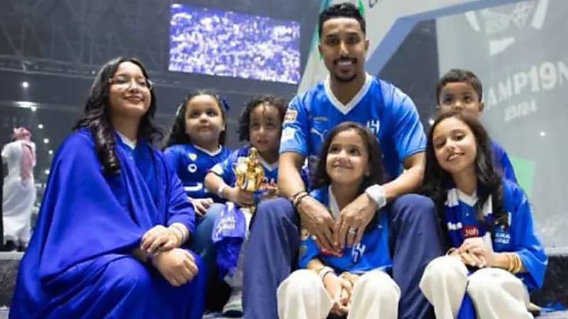 زوجة سالم الدوسري توضح من هم أولادها في صورة