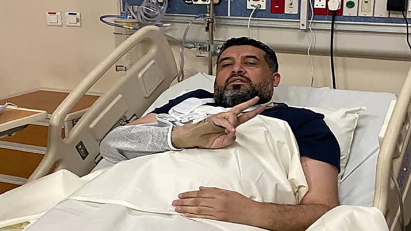 شاهد.. مراسل الحدث محمد العرب على السرير الأبيض ويوصي بالوقوف بجانب مأرب