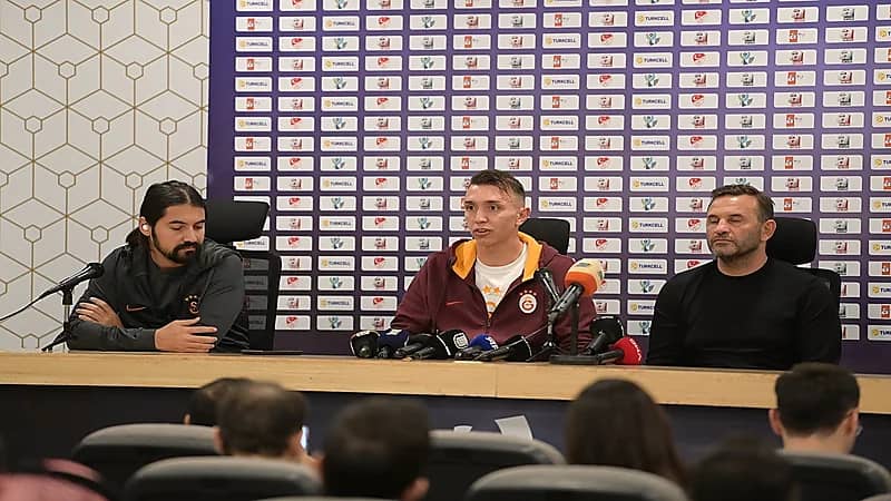 مدرب غلطة سراي: نحن هنا نمثل تركيا وعلينا تقديم مباراة قوية .. صور