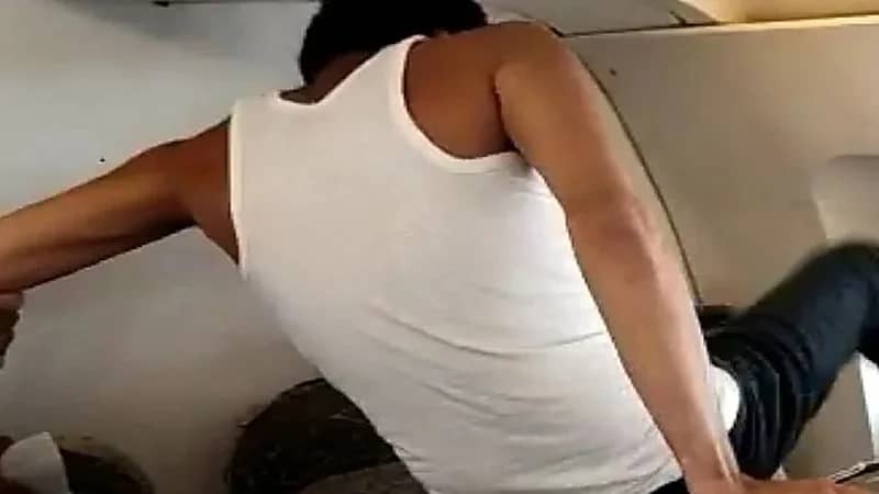 بالصور .. راكب يفتعل شجارا ويحاول كسر نافذة طائرة في طريقها لدبي