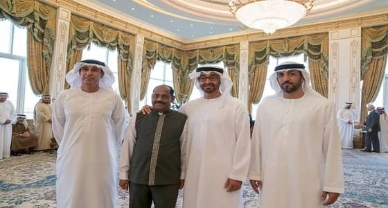 بالفيديو.. ولي عهد أبو ظبي يودع عاملًا بالديوان لأكثر من 40 سنة