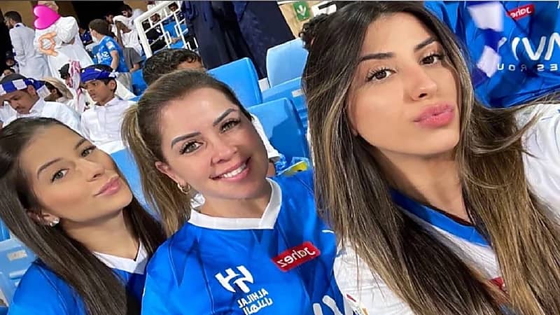 جمال وإطلالة عفوية لزوجات وأطفال نيفيز ومالكوم وميشائيل .. صور