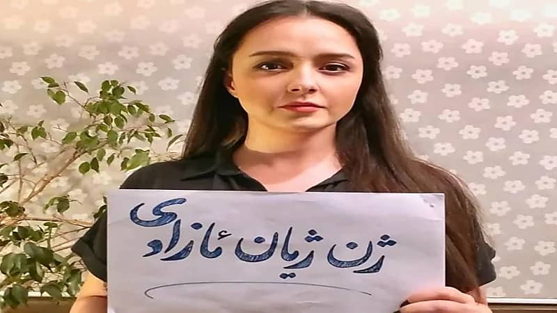 ممثلة إيرانية تتحدى "الملالي" وتنزع الحجاب الإجباري