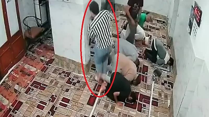 مشهد مروع لاقتحام مسجد أثناء الصلاة بالقاهرة .. صور