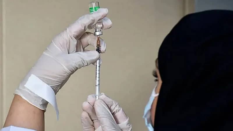 شاهد.. أول طفل في المملكة يتلقى الجرعة الأولى من لقاح كورونا