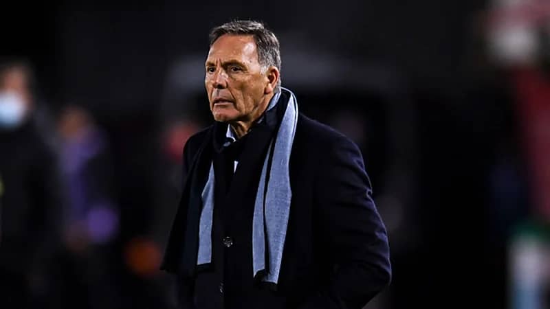 حقيقة نوم مدرب النصر روسو في المباريات