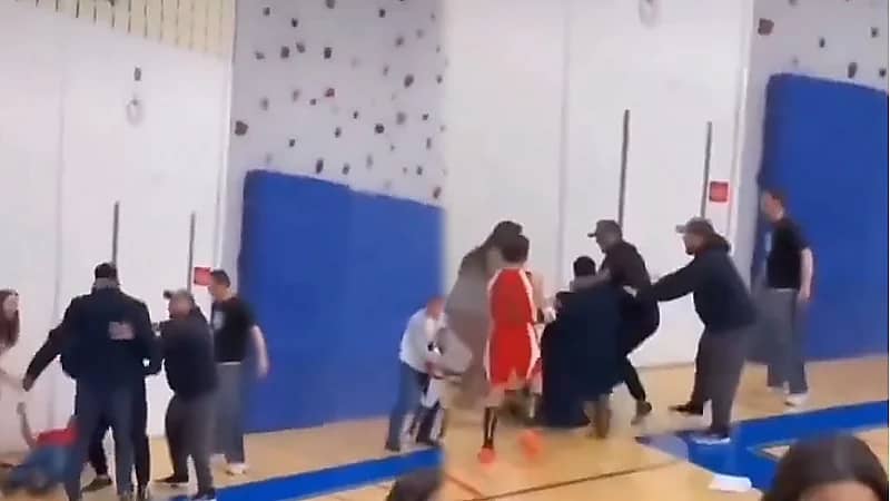 أب يعتدي على مدرب كرة سلة بعد تدخله لمنع شجاره مع آخر..فيديو