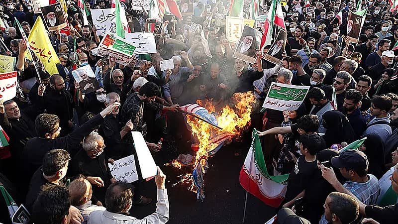 نظام الملالي يقر بالإعدام لامرأة كردية حامل لحرقها صورة للخميني