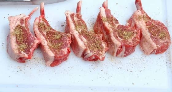 أطباء: الجراثيم تتكاثر على اللحم والدجاج المتبل