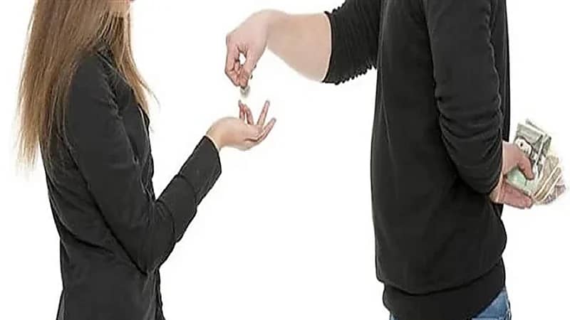 زوجة في دعوى خلع : بخيل وبيراقب فلوسه بكاميرا