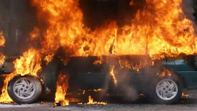 رجل ينتقم من مدير مدرسة ويشعل النيران بمركبتي "أتوبيس"