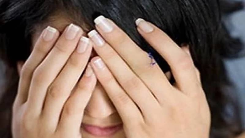 امرأة تستدرج 11 رجلًا مسنًا وتتزوجهم وتسلب ممتلكاتهم