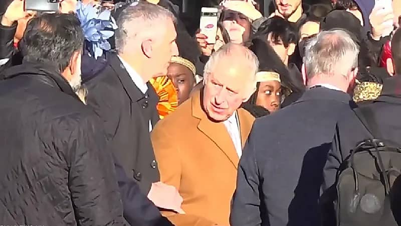 القبض على شاب ألقى بيضة على ملك بريطانيا (فيديو)